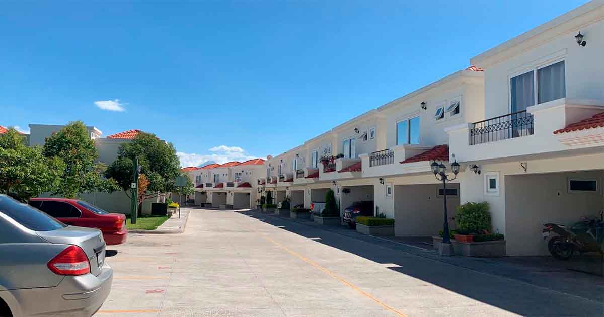 Venta de Casa o Casas, Terrenos, Propiedades, Apartamentos, Inmuebles en Guatemala, zona 11, zona 7, zona 2, zona 18, zona 16, Mixco, Carretera Al Salvador, Fraijanes, Santa Catarina Pinula, Antigua Guatemala, Villa Nueva, Villa Canales, San Miguel Petapa - Venta o Alquiler de Casas En Guatemala